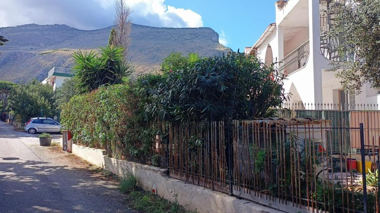 Camera Vicino L'Aeroporto Di Palermo Carini Eksteriør bilde